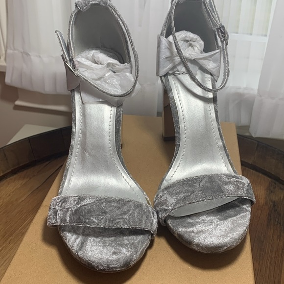 Delicious NWOT Gray Velvet Block Mirrored Chunky Ankle Strap Peep Toe Heels 7.5 - Picture 5 of 16